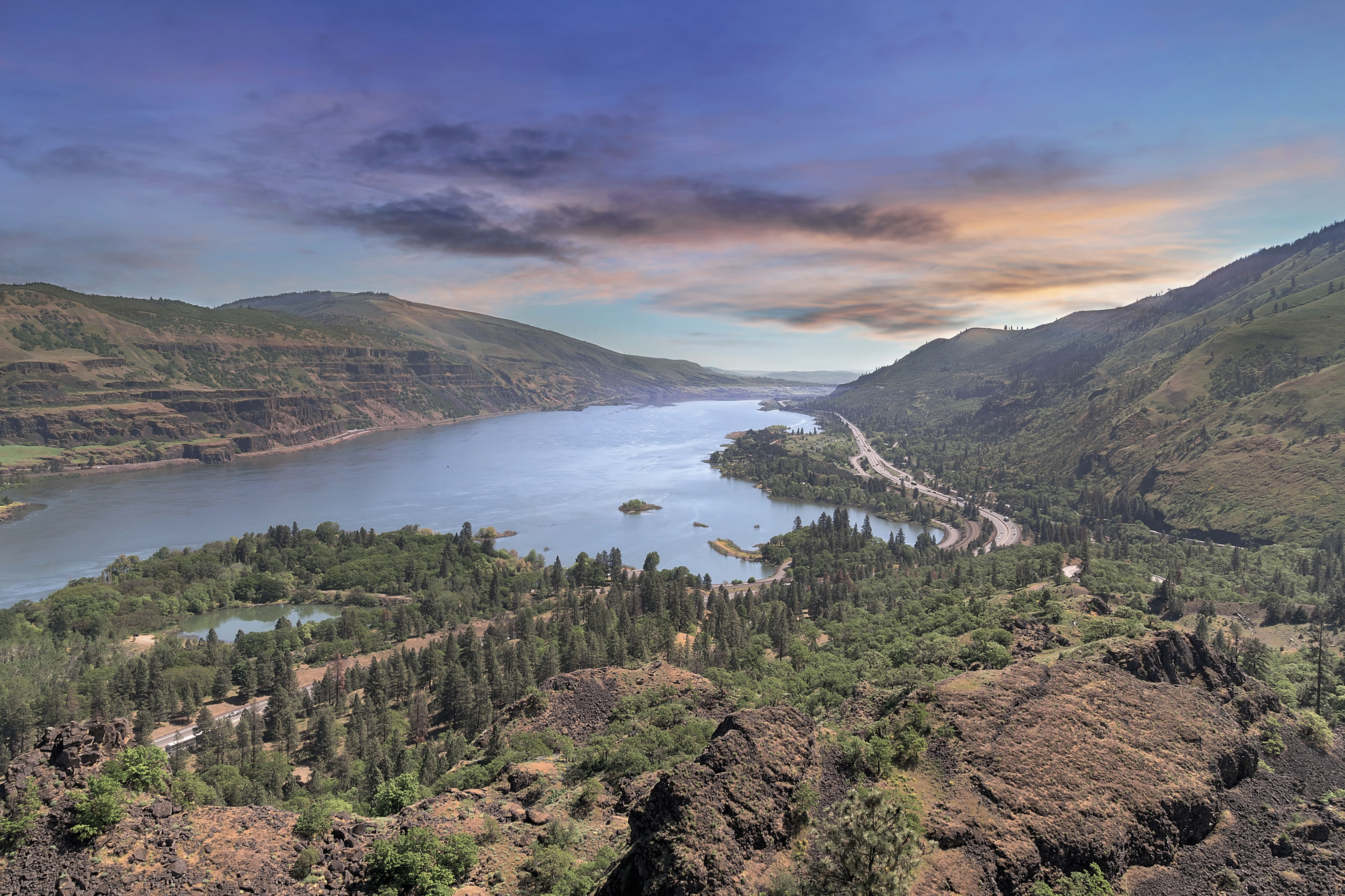 Какое питание имеет река колумбия. Ущелье реки Колумбия Орегон. Columbia River gorge. Шоссе Колумбия-Ривер. Орегон штат Долина Колумбии.