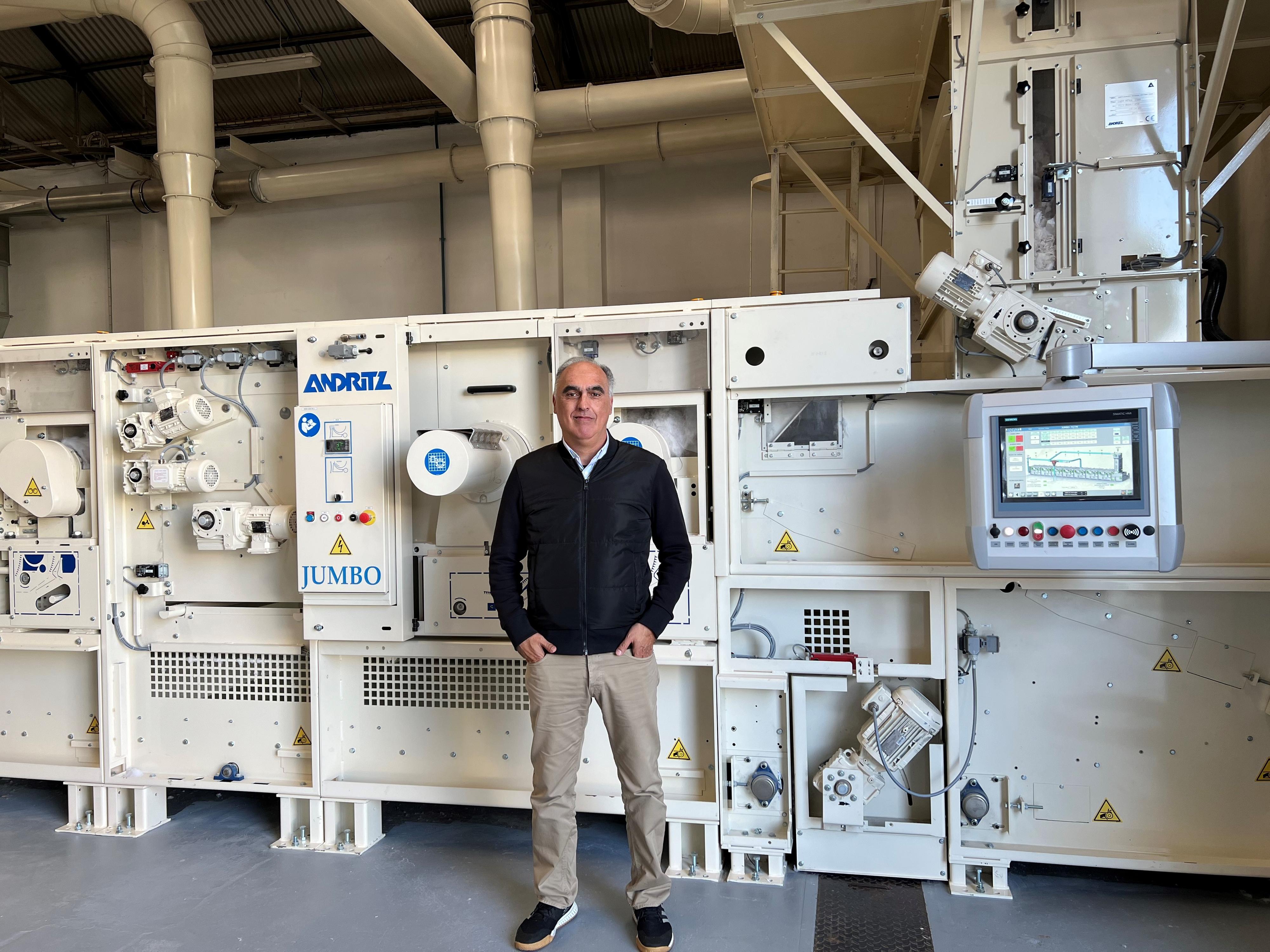 Miguel Silva, CEO of Sasia, in front of the newly installed seven-cylinder Jumbo tearing line Miguel Silva, CEO of Sasia, in front of the newly installed seven-cylinder Jumbo tearing line