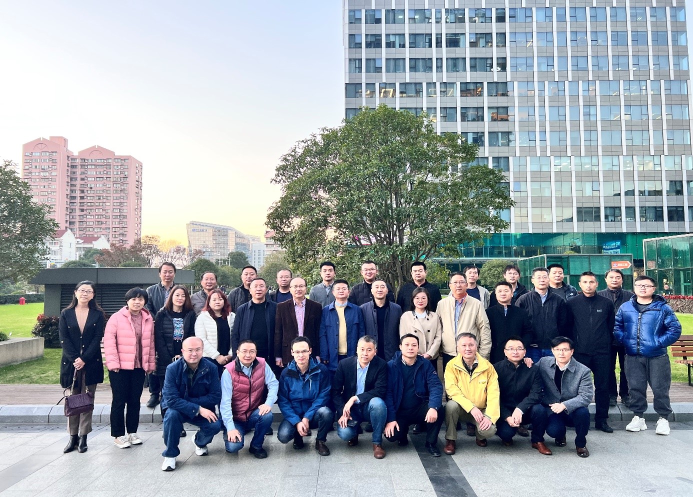 Projektteam mit Kunde JISCO vor dem Büro ANDRITZ Shanghai
