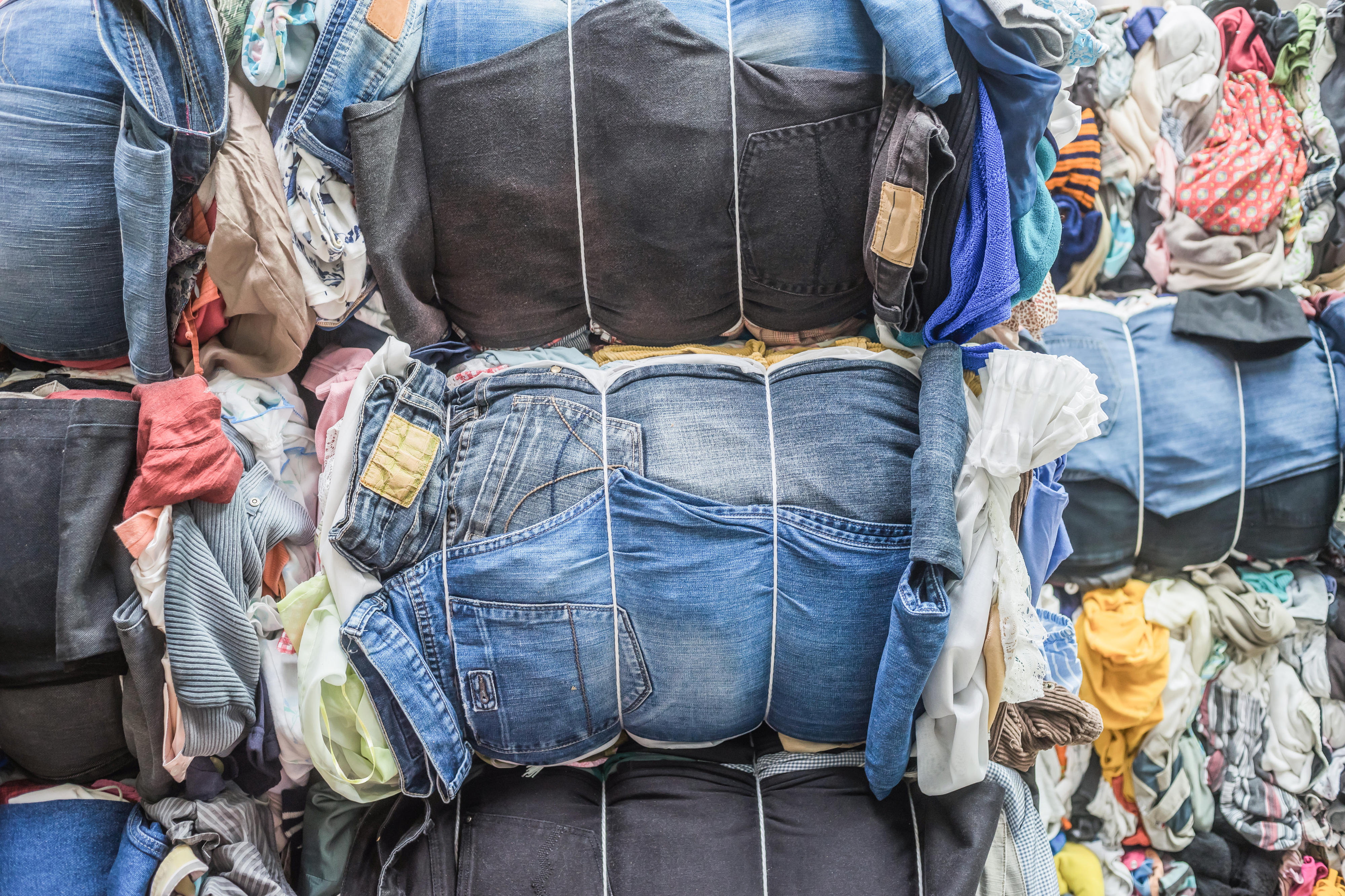Старая одежда. Свалка одежды. Как утилизировать вещи. Текстиль отходы. Свалка одежды.
