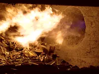 Roof burner of a sinter plant ignition furnace for uniform and efficient ignition of the sinter